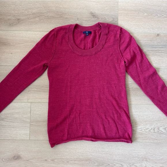 GAP Women’s size medium red crewneck sweatshirt 78% wool - Picture 5 of 5